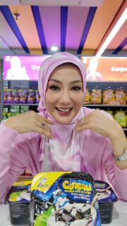 CINCAU + NATA DE COCO SEKALI? 😍🖤
Buka je terus boleh makan! Nak tambah dalam dessert atau minuman pun boleh 👀🥤. Tekstur cincau yang lembut dengan Nata De Coco yang kenyal memang syok setiap suapan 😋✨.
Lagi senang nak standby dekat rumah sebab:
✅ Boleh terus dimakan
✅ Boleh disimpan pada suhu bilik selagi belum dibuka
Erra dah cuba… korang bila lagi? 🐬💙
#captaindolphin #errafazira #cincaunatadecoco #cincau #natadecoco