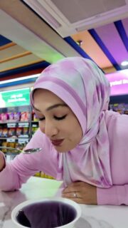 Erra pon approved tau Magic Balls 600g ni. 

Magic Balls 600g ni sangat sesuai kalau nak buat air balang, lagi-lagi kepada peniaga air balang di luar sana tu! Nak letak dalam dessert pun boleh atau nak makan macam tu je pun sedap 😋

Ada 4 flavour korang boleh pilih: Strawberry, Lychee, Grape & Apple. Jangan lupa dapatkan tau!

#CaptainDolphin #ErraFazira #MagicBalls  #TikTokMalaysia